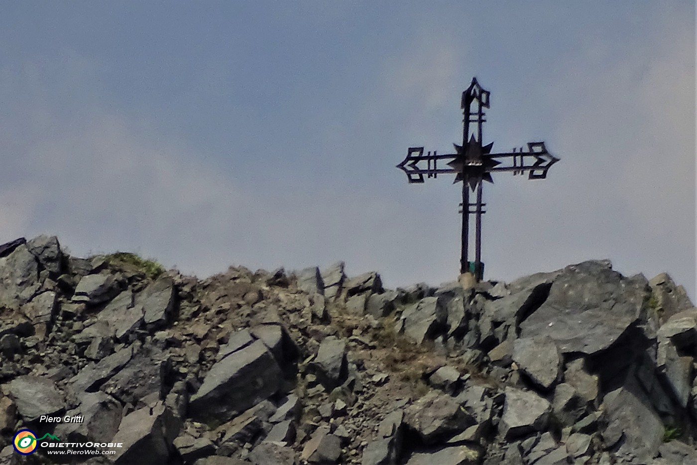 73 Maxi zoom sulla croce di vetta del Pizzo di Trona (2510 M9.JPG